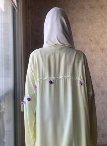 شرشف صلاة أصفر مزين بالكروشيه الوردي و الموف