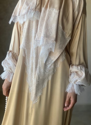 شرشف صلاة بيج دانتيل سحاب و الطرحة مثبتة