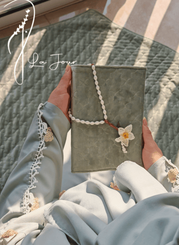 شرشف سستة رمادي على اخضر مزين بالكروشيه ذهبي من لا...