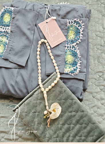 شرشف صلاة لف ازرق غامق مزين بالاويا من لاجور