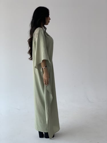 ثوب مطرز فستقي اخضر فاتح على الاكتاف و الوسط