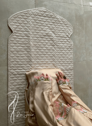 شرشف صلاة بيج ستان اويا لف و الطرحة مثبتة.