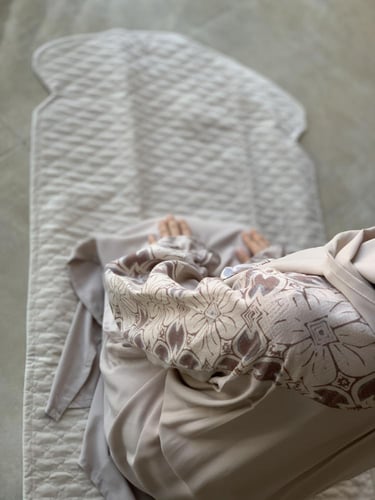 شرشف صلاة رسم باتيك لف بيج و الطرحة مثبتة .