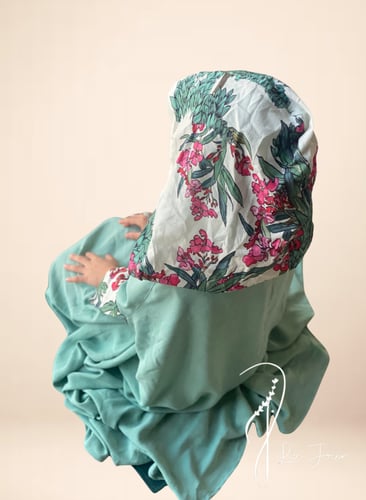 طقم شرشف صلاة أخضر وورد اطفال وسجادة وشنطة