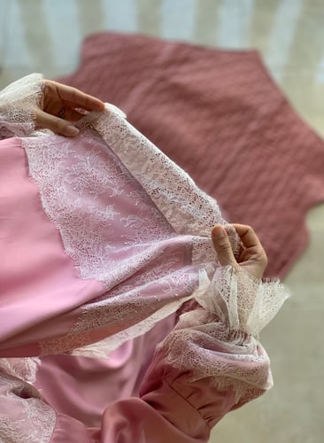 شرشف صلاة وردي دانتيل سحاب و الطرحة مثبتة