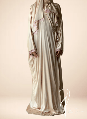 شرشف صلاة لف بيج ستان اويا وردي و الطرحة مثبتة.