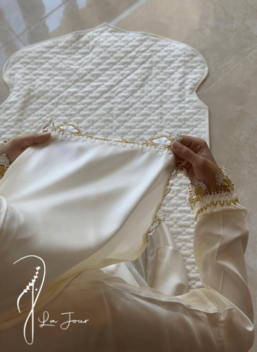 شرشف صلاة اويا لف مفتوح اوف وايت مع ذهبي و الطرحة...