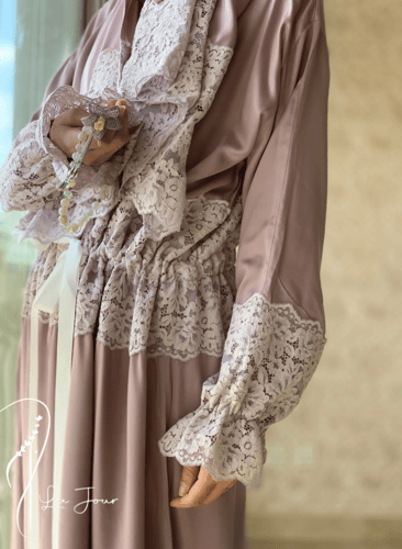 شرشف صلاة سستة دانتيل حزام موف على رمادي