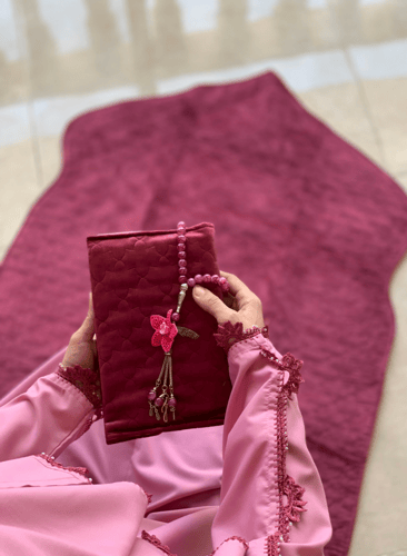 شرشف صلاة وردي بصلي سستة مزينة بالكروشيه الوردي