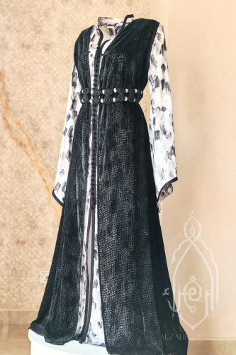 قفطان مغربي أسود وأبيض بحزام مطرز فاخر