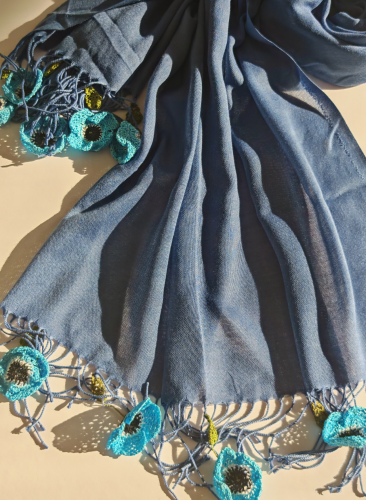 طرحة زرقاء مزبن بكروشيه ورد تركي فاخر