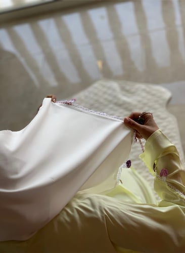 شرشف صلاة أصفر مزين بالكروشيه الوردي و الموف