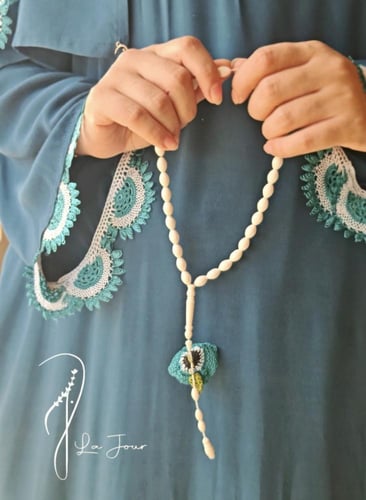 شرشف صلاة لف ازرق غامق مزين بالاويا من لاجور