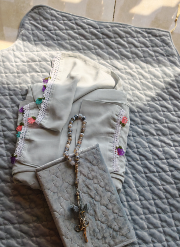 شرشف صلاة لف سماوي فاتح على رمادى بالكروشيه و الور...