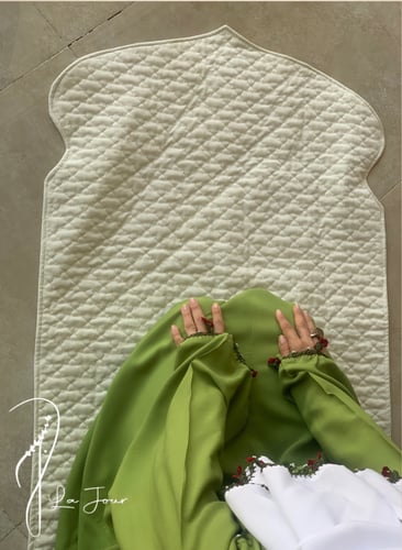 شرشف صلاة سحاب اخضر مزين بالكروشي كرز احمر يدوي .