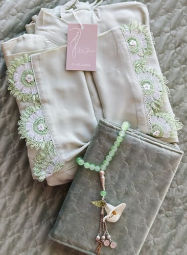 شرشف صلاة لف اخضر باستال مزين بأويا يدوي من لاجور