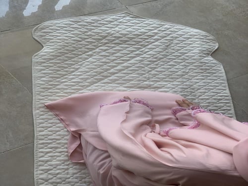 شرشف صلاة وردي لف اويا تركي و الطرحة مثبتة .