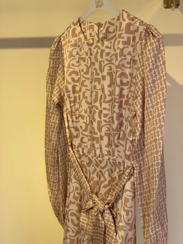 فستان عدة الوان حرير