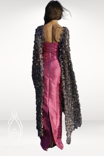 فستان تفتا فوشي مع رمادي تل مطرز