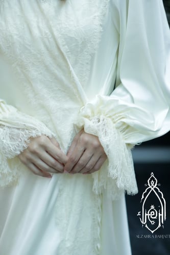 قميص نوم وروب (متوفر بعدة ألوان) مزين بالدانتيل