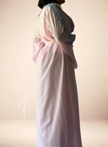 قميص نوم وروب وردي مزين بالجبير الازرق