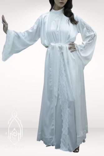 قميص نوم وروب ابيض حرير و دانتيل