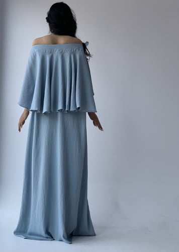 جلابية فاخرة اوف شولدر فراشات بارزة وكاب ازرق