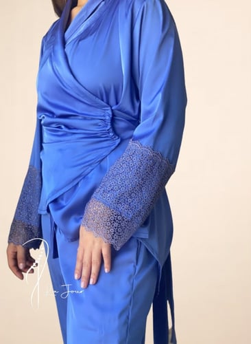 بيجامة حرير ازرق درابيه
