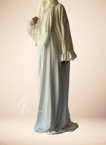 شرشف صلاة دانتيل ابيض سحاب و الطرحة مثبتة .