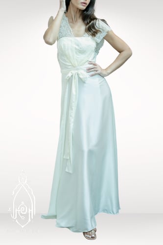 قميص نوم وروب (متوفر بعدة ألوان) مزين بالدانتيل