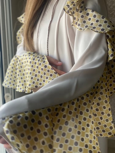 جلابية بيج مع حرير فرنسي منقوش