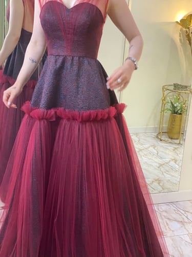 فستان اسود و عودي