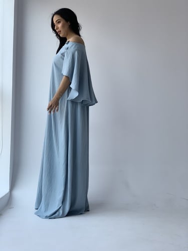 جلابية فاخرة اوف شولدر فراشات بارزة وكاب ازرق