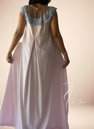 قميص نوم وروب وردي مزين بالجبير الازرق