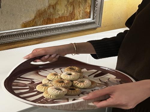 صحن تقديم بمسكة يد – تصميم يدوي مستوحى من أجواء ال...