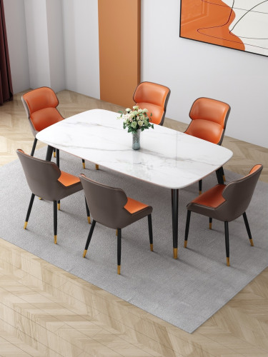 طاولة طعام سطح ابيض مع كراسي برتقالي