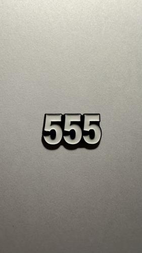 ملصق معدن 555