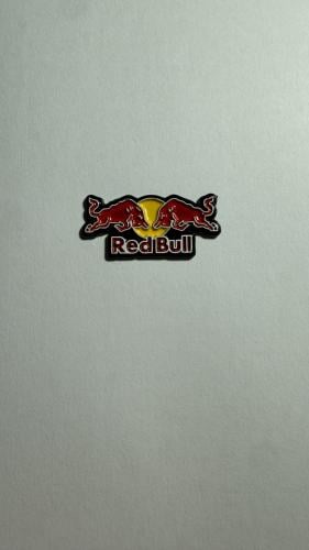 ملصق معدن ريدبول