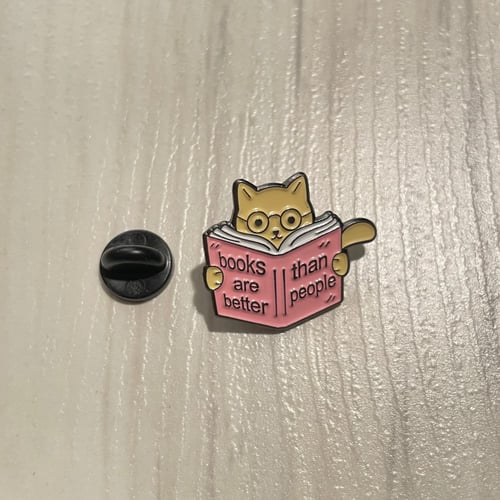 بروش قطة (books are better than people)