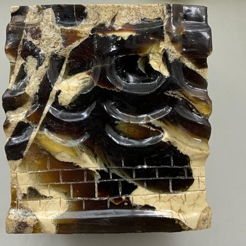 مجسم على شكل الكعبة المشرفة من الكهرمان السومطري