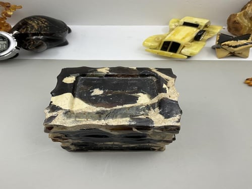 مجسم على شكل الكعبة المشرفة من الكهرمان السومطري