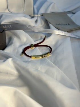 أسواره خيط احمر