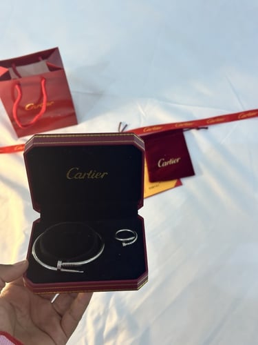 طقم فضي مسمار