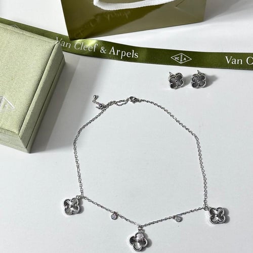 طقم فضي تشوكر