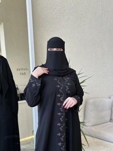 عباية كتف بتطريز رمادي مع اسود قماش كوبرا اسود فحم