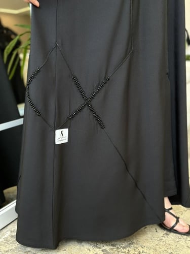 عباية كتف بخرز اسود قماش تفته كوري