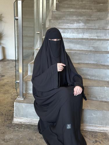 عباية رأس كم مربع بكلفه على الكم قماش انترنت