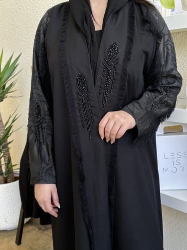 عباية كتف كتان شك اسود على الاكمام و الياقه