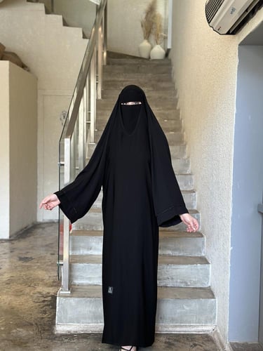 عباية رأس كم مربع بكلفه على الكم قماش انترنت