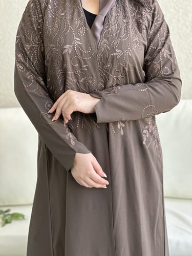 عباية كتف لنن بني تطريز بني فاتح